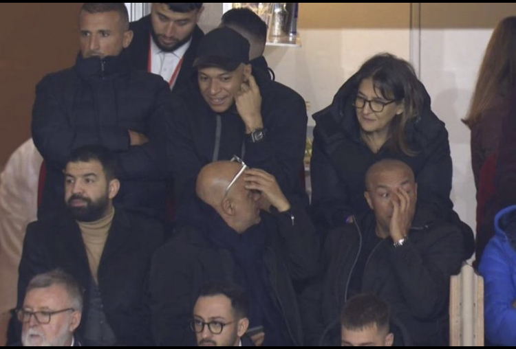 Mbappé en la grada del Luis II junto a su madre, Fayza Lamari 

